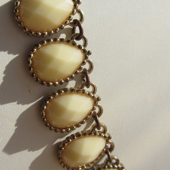 *MUST BUNDLE* Synthetic Beige Jade Stone Necklace - Picture 2 of 5